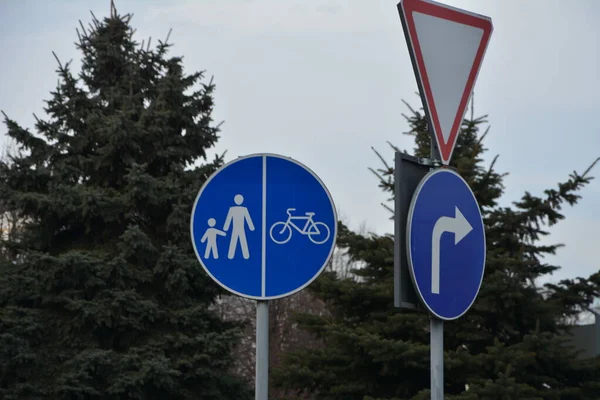 Zitternde Schilder Rechts Abbiegen Fußweg Verkehrsregelung Auf Den Straßen Durch — Stockfoto