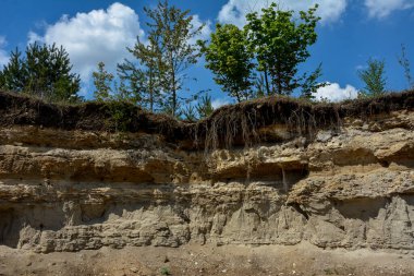 Terk edilmiş madencilik ve inşaat malzemeleri çukuru manzarası. Turist manzarası. Ukrayna.