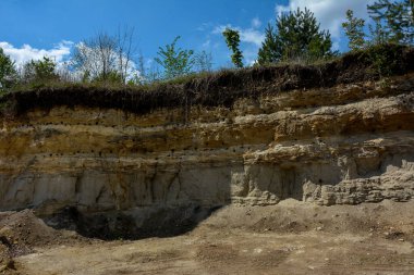 Terk edilmiş madencilik ve inşaat malzemeleri çukuru manzarası. Turist manzarası. Ukrayna.
