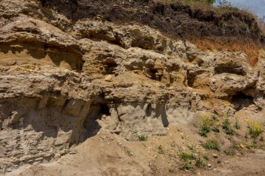 Terk edilmiş madencilik ve inşaat malzemeleri çukuru manzarası. Turist manzarası. Ukrayna.