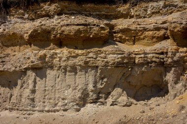 Terk edilmiş madencilik ve inşaat malzemeleri çukuru manzarası. Turist manzarası. Ukrayna.