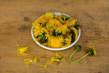 Karahindiba salatası ve ağaç tepsisi, vejetaryen yemek konsepti..