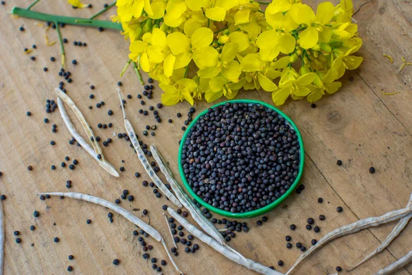 Früchte Und Blumen Und Raps Auf Einem Holztisch — Stockfoto