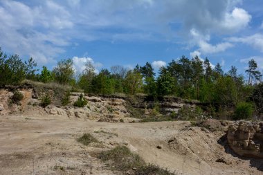 Terk edilmiş madencilik ve inşaat malzemeleri çukuru manzarası. Turist manzarası. Ukrayna.