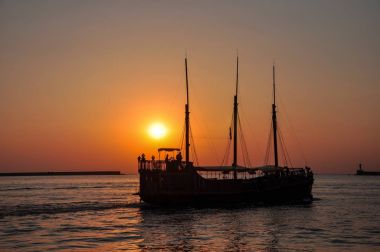 Bir gemide bir gün batımı arka planda Sevastopol.