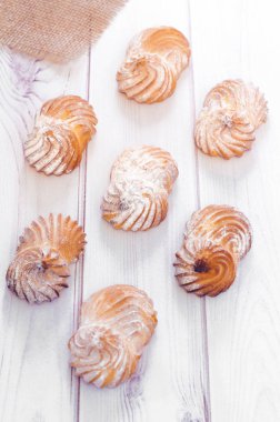 Tahta masadaki kurabiyeler