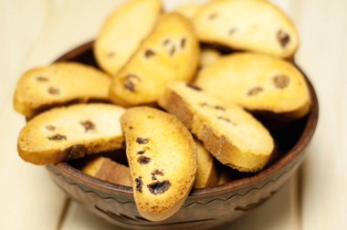 Bir tabloda bir kil plaka üzümlü Peksimet