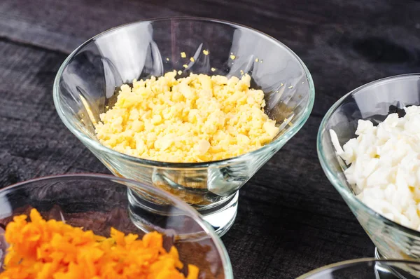 Ahşap bir siyah arka plan üzerine saydam bir tabak içinde ezilmiş haşlanmış patates.