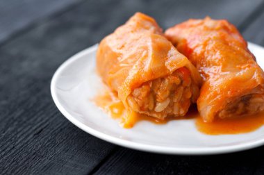 Lahana sığır eti, pirinç ve sebze ile alır. Etli lahana dolması bırakır. Dolma, sarma, sarmale, golubtsy veya golabki. Yatay