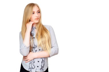 Makyaj ve uzun sarı saçlı güzel kadın öpücük darbeler, iyi duygularını gösterir, mesafe, beyaz arka plan üzerinde izole elveda diyor. Genç gülümseyen güzel kadın modeli.