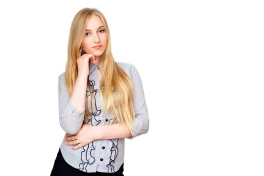 Makyaj ve uzun sarı saçlı güzel kadın öpücük darbeler, iyi duygularını gösterir, mesafe, beyaz arka plan üzerinde izole elveda diyor. Genç gülümseyen güzel kadın modeli.