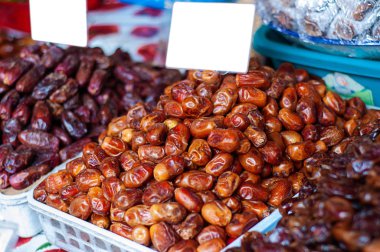 Arka plan olarak, üstten görünüm izole çekirdeksiz tarihleri yığını