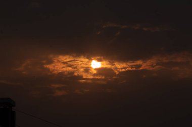 Şehir merkezinde altın ve turuncu güneş ışığıyla güzel bir gün batımı