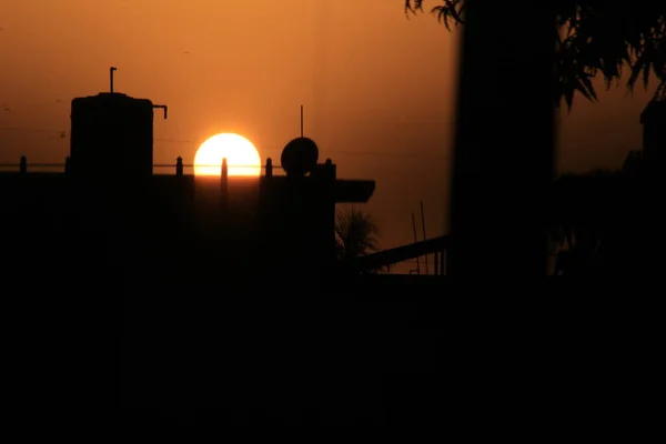 Ein Friedlicher Sonnenuntergang Hinter Dem Haus — Stockfoto