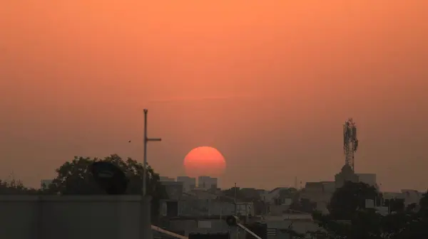 Ein Schöner Sonnenaufgang Halb Städtischem Gebiet Mit Fliegenden Vögeln — Stockfoto