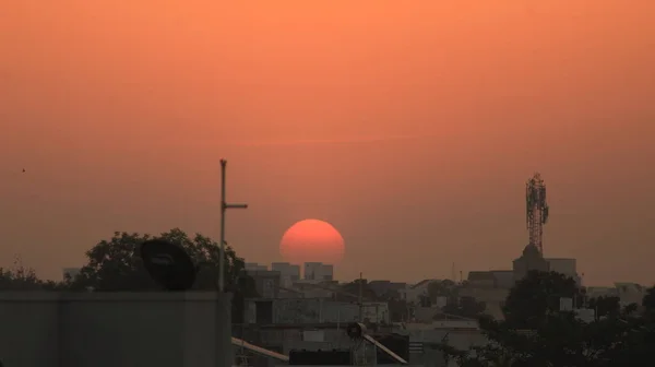 Ein Schöner Sonnenaufgang Halb Städtischem Gebiet Mit Fliegenden Vögeln — Stockfoto