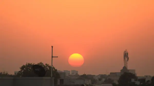 Belo Nascer Sol Área Semi Urbana Com Pássaros Voadores — Fotografia de Stock