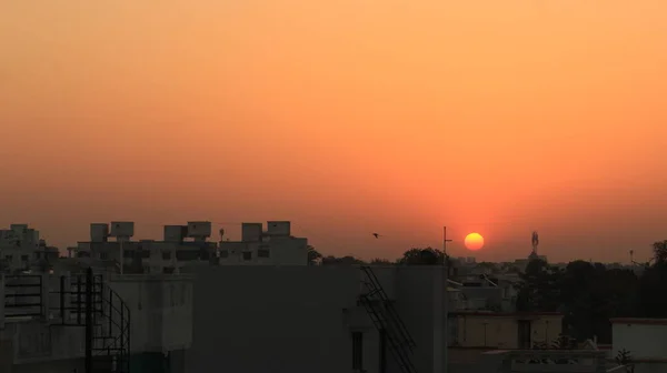 Ein Schöner Sonnenaufgang Halb Städtischem Gebiet Mit Fliegenden Vögeln — Stockfoto