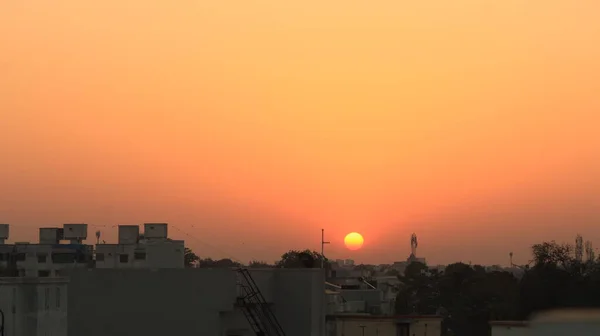 Een Prachtige Zonsopgang Semi Stedelijk Gebied Met Vliegende Vogels — Stockfoto