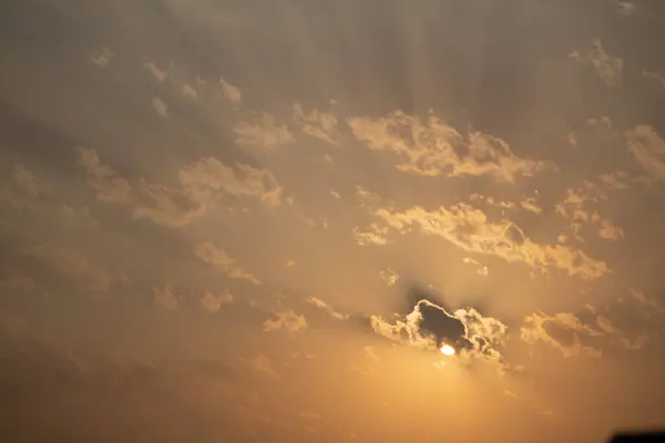 Тучи Перед Солнцем Голубым Светло Розовым Фоном — стоковое фото