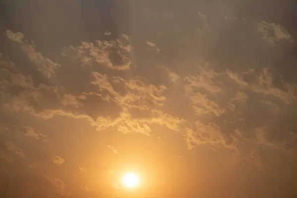 Σύννεφα Πριν Από Τον Ήλιο Μπλε Και Ανοιχτό Ροζ Φόντο — Φωτογραφία Αρχείου
