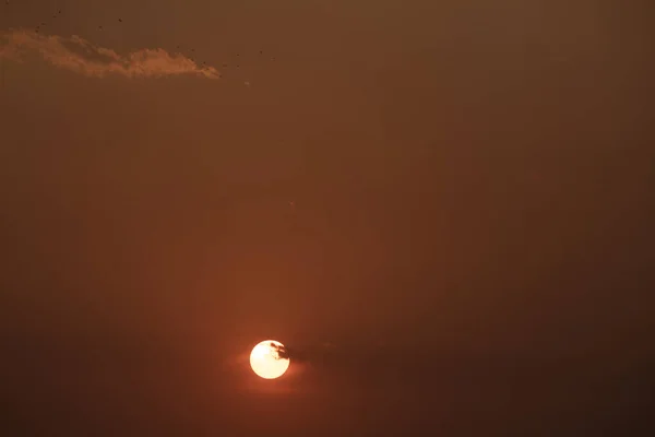 Felhők Nap Előtt Kék Világos Rózsaszín Háttér Stock Fotó