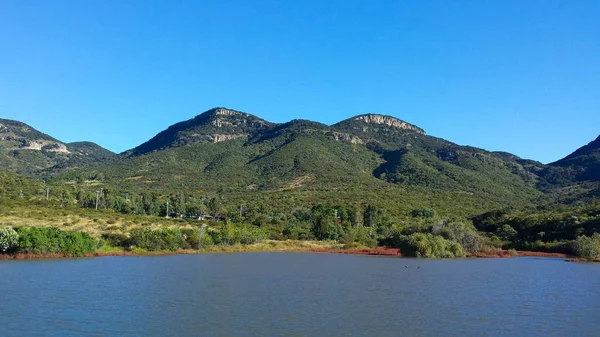 açık gökyüzü, büyük bir orman ile mavi bir göl kıyısında dağlar