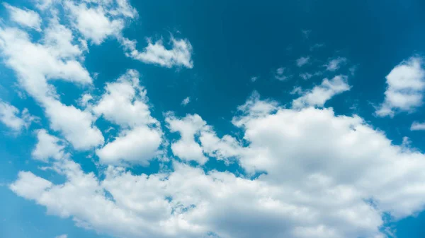 Beyaz bulutlu bir bahar gününde Mavi gökyüzü