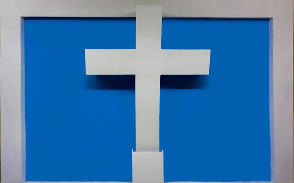 Beyaz renk, mavi arka plan ve beyaz bir çerçeve ile Hıristiyan çapraz