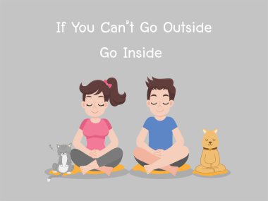 Erkek ve kadın kedi ve köpekle meditasyon yapıyor, evde kal. Sosyal Mesafe