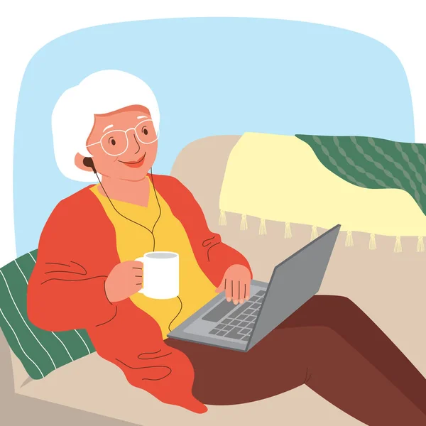 精通技术的老年女性在沙发上放松的同时使用带耳机的笔记本电脑 — 图库矢量图片