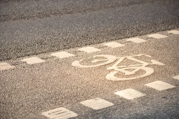 Símbolo da faixa de bicicleta no chão . — Fotografia de Stock