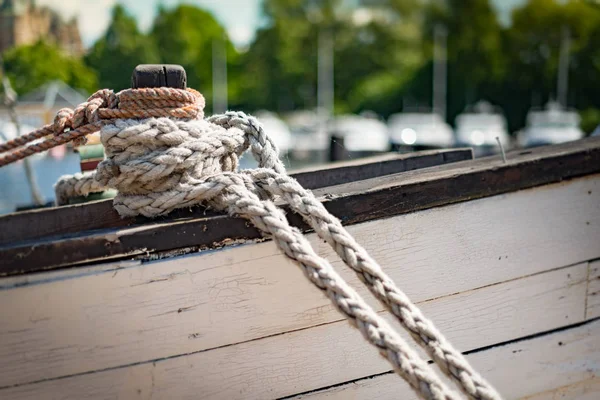 Halatlar üzerinde tekne Stockholm bağlantı noktası — Stok fotoğraf