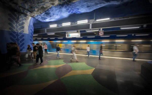스톡홀름 지하철 역, 스웨덴, 유럽에서 사람들이 — 스톡 사진