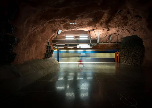 Persone alla stazione della metropolitana di Stoccolma, Svezia, Europa — Foto Stock