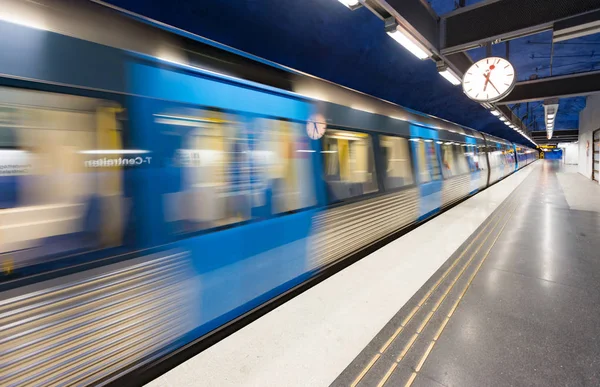 Zug in stockholm metrostation, schweden, europa — Stockfoto