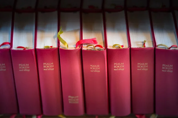 Una pila de libros de la Biblia roja en la iglesia. Suecia, Europa —  Fotos de Stock