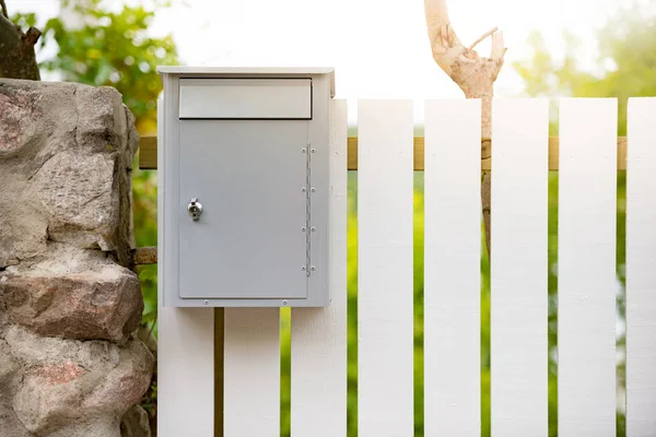 Poštovní schránka na dřevěný plot. Švédsko, Evropa — Stock fotografie