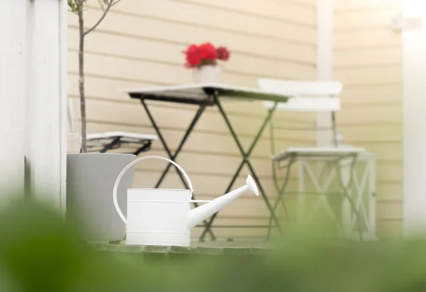 Chaises de jardin, table et maison en Suède — Photo