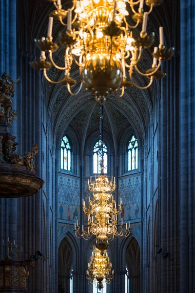 Große Lampe mit Kerzen in der Kirche. schweden, europa — Stockfoto