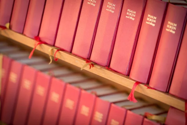 Uma pilha de livros de bíblia vermelha na igreja. Suécia, Europa — Fotografia de Stock