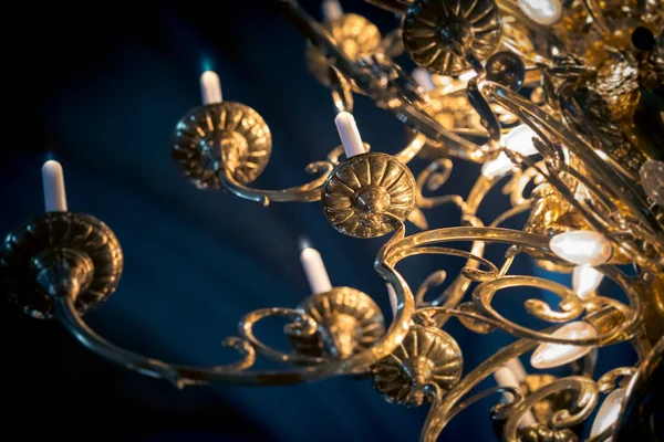 Grande lâmpada com velas na igreja. Suécia, Europa — Fotografia de Stock