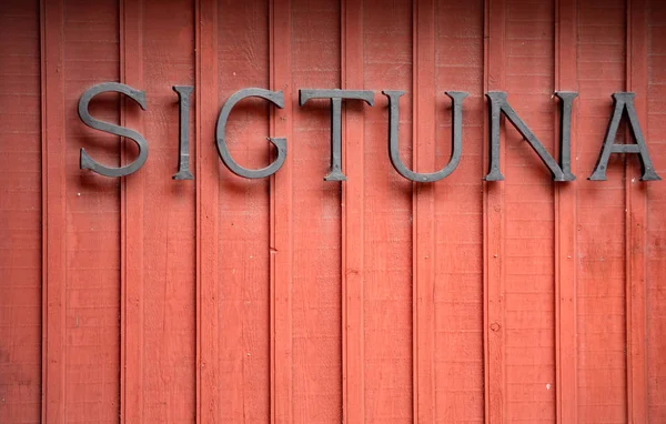 Sigtuna teken op het gebouw in Zweden Europa — Stockfoto