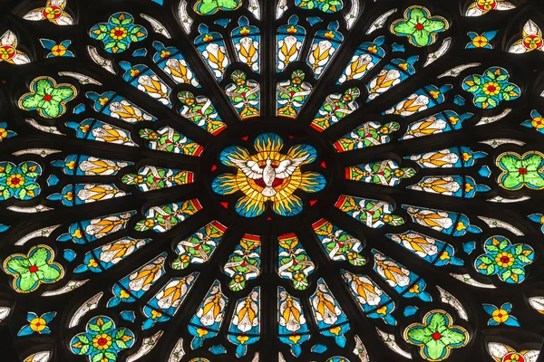在教会里，瑞典的彩色玻璃窗口 — 图库照片