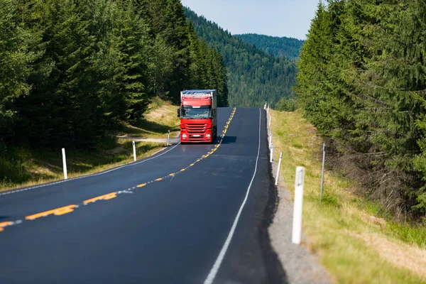 Ciężarówka na drodze w Norwegia, Europa. Słoneczny dzień. — Zdjęcie stockowe
