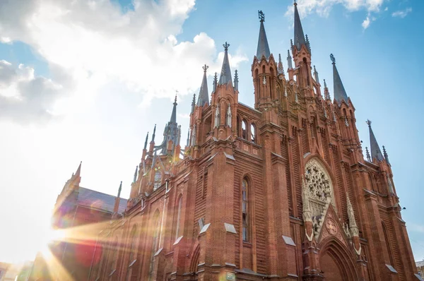 Coup de soleil sur une vieille église catholique en brique rouge . — Photo