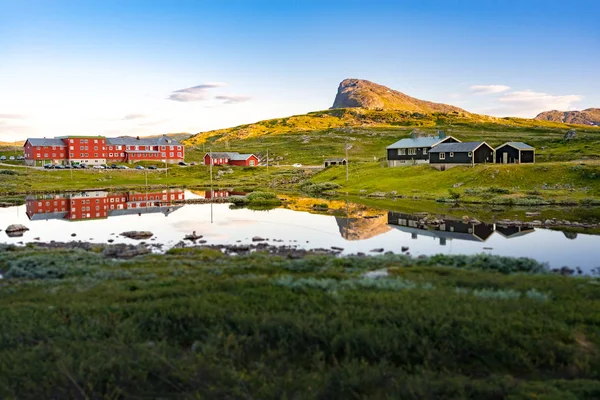 Noruega casas de campo. Prados e montanhas . — Fotografia de Stock