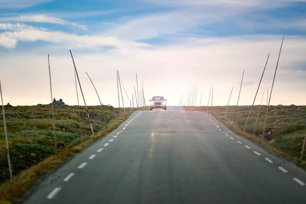 Norveç, Europe yolda araba. Gün batımı seyahat — Stok fotoğraf