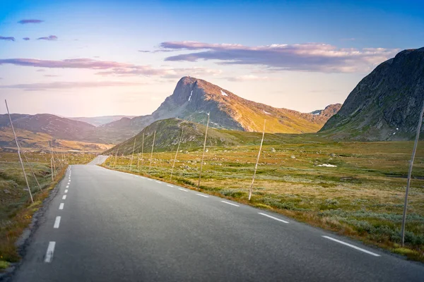 Camino vacío en Noruega, Europa. Viaje al atardecer — Foto de Stock