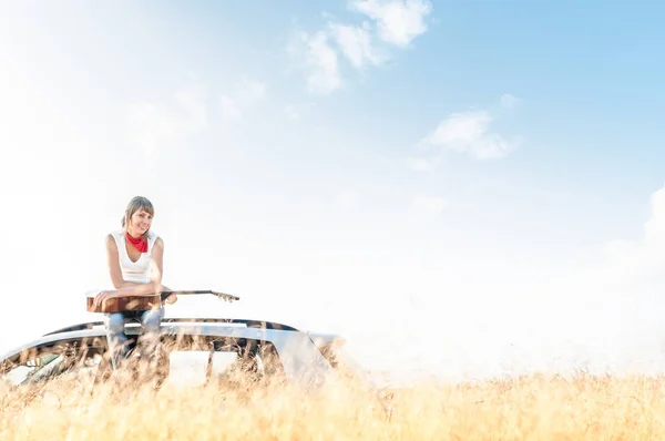 Ung gratis musiker kvinna utomhus på blå himmel. — Stockfoto